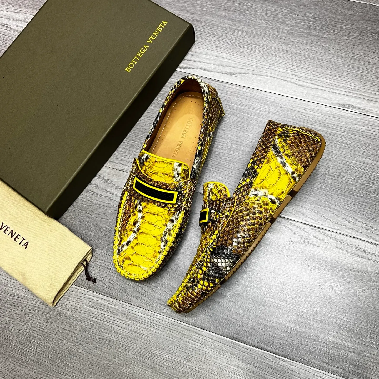 Factory price 480 BV 〰️Purely handmade classic men's beanie shoes👉👉driving shoes, slip-on shoes, made of imported cowhide from Italy, 💕water-dyed cowhide lining, 🔊original outsole, waterproof platform design, comfortable on the feet. Good choice for traveling and driving, single color available, code number: 38-44, (45 can be customized)